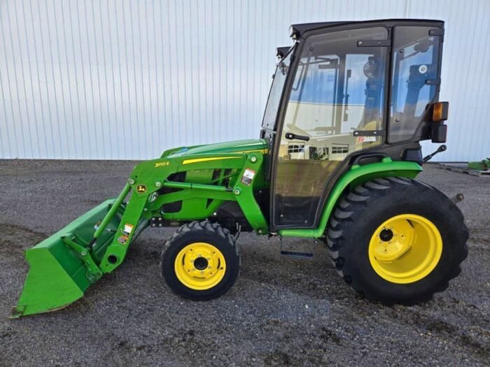 2020 John Deere 3038E con cargador