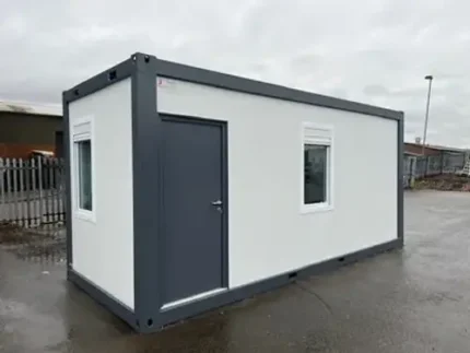 Oficina estándar con aseo y dos ventanas