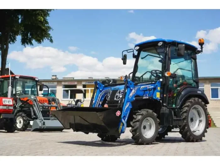 SOLIS S26 HST con cargador frontal con cuchara